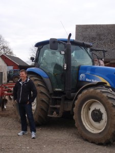 En nöjd gubbe med traktor 